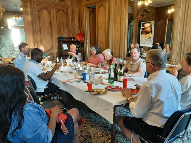 Des repas fraternels sont organisés au moins une fois par mois dans de nombreuses paroisses. Souvent après la messe dominicale, ils permettent de prolonger la joie communautaire et d'intégrer les nouveaux et les plus isolés. Il y a aussi les dîners en plus petit comité pour faire connaissance et des dîners spécifiques pour les veufs et célibataires. Enfin pour rompre la solitude qui peut peser lors des fêtes de fin d'année et durant l'été, de plus en plus de paroisses organisent des repas fraternels où chacun vient comme il est.  Des initiatives duplicables facilement !