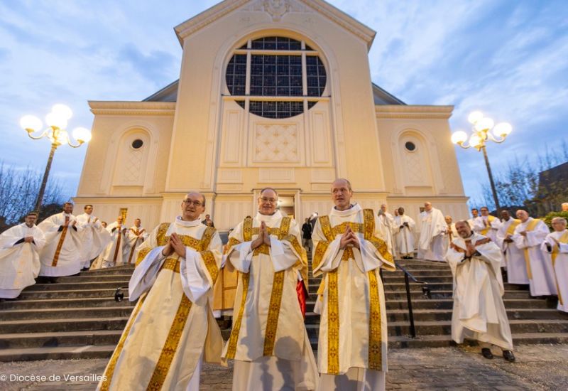 Hervé Auban, Laurent Denizou et Philippe Moustard ont été ordonnés diacres permanents le dimanche 24 novembre 2024 dans l’église Sainte-Jeanne d’Arc de Versailles. Retrouvez ici les photos et l'homélie de Mgr Luc Crepy.