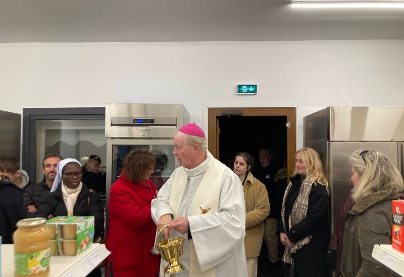 Fruit de la collaboration de la paroisse et du diocèse avec l’Ordre de Malte et la Société Saint-Vincent-de-Paul, l’association Maison St-Etienne a été créée pour animer une épicerie solidaire et un café sourire. Les locaux ont été inaugurés le 03 décembre par Mgr Luc Crepy.