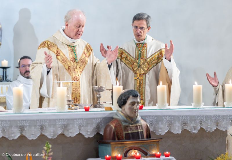 Mgr Pierre-Antoine Bozo évêque de Limoges est venu déposer une relique dans le reliquaire de Saint-Gaucher de l'église de Gargenville ce samedi 15 février lors d'une cérémonie en présence de Mgr Luc Crepy.